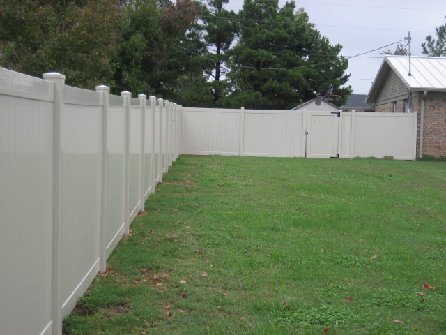 Vinyl residential fence installed by Thomas Fence in Fayetteville, Arkansas